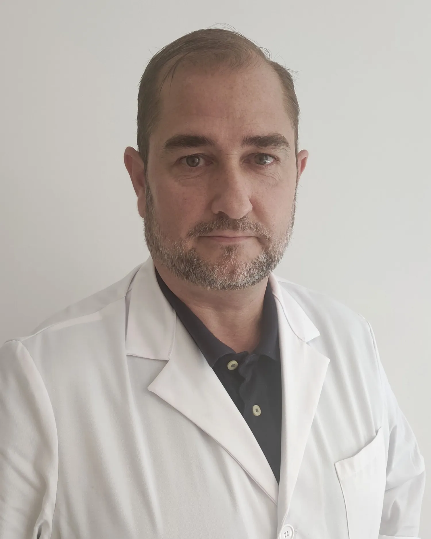 José Vico Sánchez, podólogo, con bata blanca
